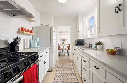 Inglewood House | Classic Inglewood LAX Bungalow House Parking W/D