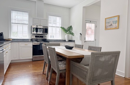 Dixon Park Apartment | Classy 3-Story Downtown Apt