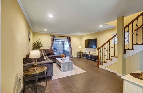 Somerset House | Clean and elegant 2-bedroom back house in tranquil Glendale with AC
