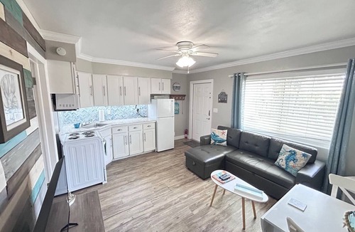 Bay Esplanade Apartment | Clearwater Beach Chic 1BR Suite in Boutique Motel just steps away from the sand
