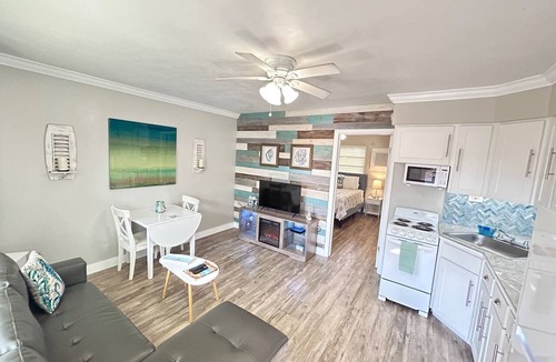 Bay Esplanade Apartment | Clearwater Beach Chic 1BR Suite in Boutique Motel just steps away from the sand