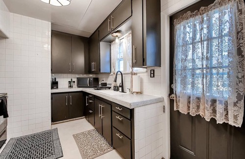 College Hill House | Clifton Corner: Art Deco charm in College Hill. Walk to the park, dining & shops. 2 king beds.