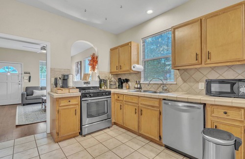 East Cesar Chavez House | Close to Downtown, Close to Airport, Free Parking - Cozy Home in Austin, TX!