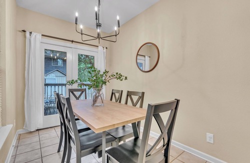 East Cesar Chavez House | Close to Downtown, Close to Airport, Free Parking - Cozy Home in Austin, TX!