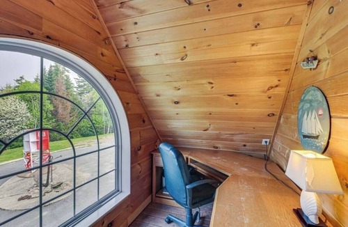 West Tremont House | Coastal Lighthouse Retreat 4mi to Acadia Sleeps 16 guest