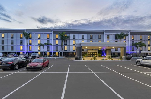 Clearwater Hotel | Comfort Inn & Suites Clearwater - St Petersburg Carillon Park