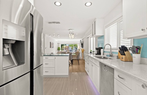 Knight House | Comfort & Privacy in Central Vancouver—Perfect for Families or Groups