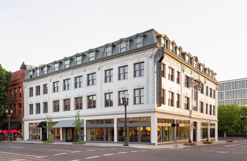 Buckman Neighborhood Apartment | Comfortable Grand King Room: Pet Friendly Stay, Walk to Grand Amari