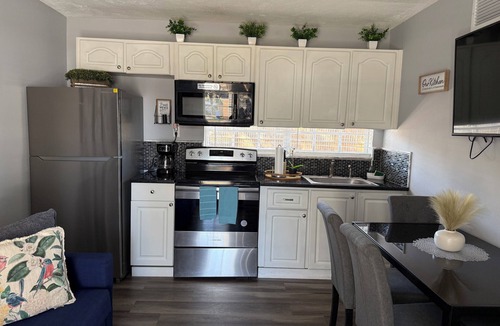 University Apartment | Comfy Apartment Near Bush Gardens
