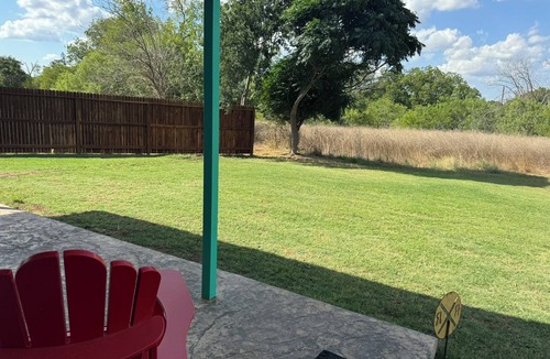 Cibolo Cabin | Comfy cabin next to 180 acre nature park w/pool & pickleball court access