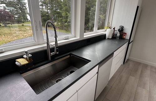 Edwardsville House | Contemporary Vacay in a Countryside location-River,Beach,Creek,Pond EV Charger