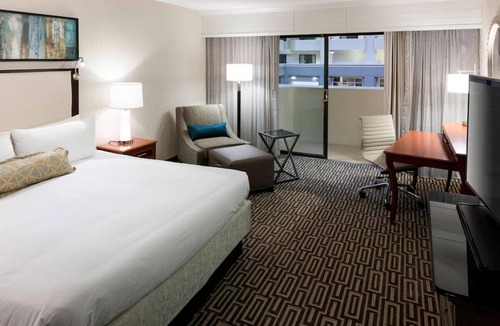 Fairfax Hotel | Convenient Pet-Friendly Room Close to Ratcliffe-Allison-Pozer House