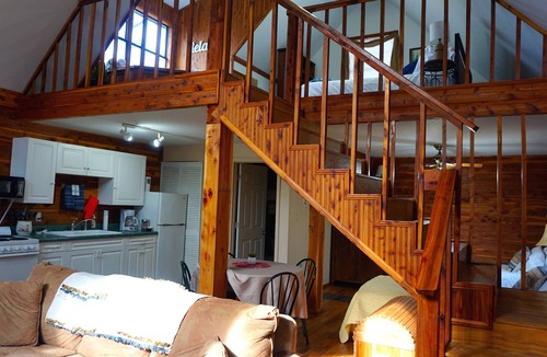 Bismarck Cabin | Couples/Family Secluded Getaway Near Hot Springs-Jacuzzi Overlooking Mountains!