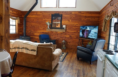Bismarck Cabin | Couples/Family Secluded Getaway Near Hot Springs-Jacuzzi Overlooking Mountains!