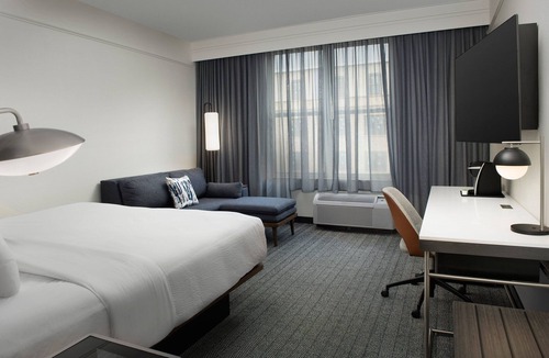 Old West Broad Neighborhood Hotel | Courtyard by Marriott Savannah Downtown/Historic District