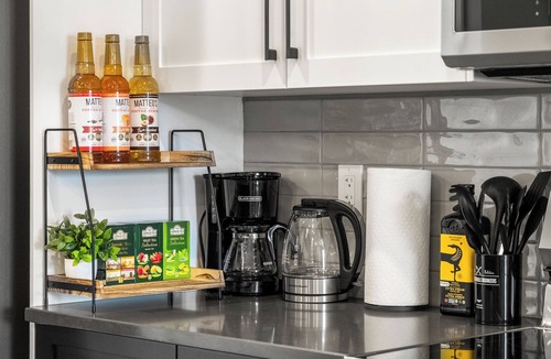 Calgary House | Cowboy Chalet SE, AC, Games, King Bed, 20 min to Down Town