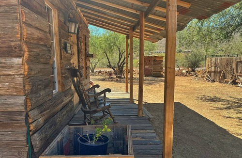 New River Cabin | Cozy 1-bedroom cabin in a tranquil western town New River with AC