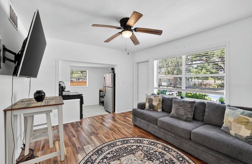 Ballast Point House | Cozy 1-bedroom house in lovely Tampa with AC - 2706C