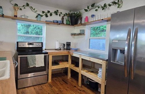 Ansted House | Cozy 1-bedroom house with a beautiful view from the large deck