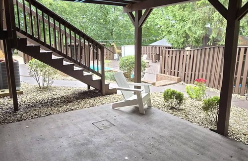 Huntington House | Cozy 1-bedroom, Pool & Hot Tub Access