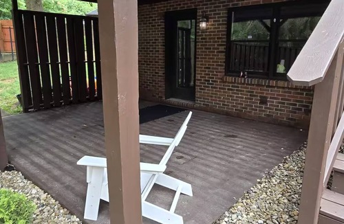 Huntington House | Cozy 1-bedroom, Pool & Hot Tub Access