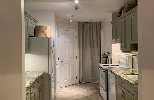 Shaganappi House | Cozy 17 Ave 2bed 2bath townhouse. Walk distance to CTrain. Minutes to DT.