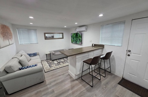 Los Angeles Apartment | Cozy 2-bedroom apartment in charming Los Angeles with AC
