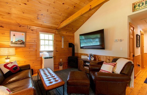 Lincolnville Cabin | Cozy 2-Bedroom Cabin - 10 Minutes to Camden!