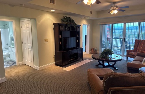Bluff City Condo | Cozy 2-bedroom condo in beautiful Bristol with AC and gym access