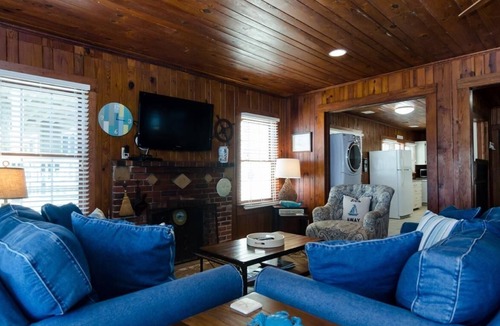 South End House | Cozy 3BR Cottage Sitting on the Waterway!
