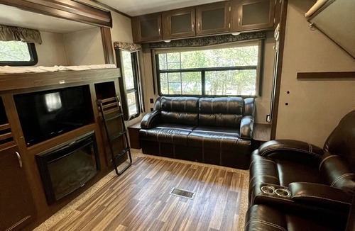 Ringold House | Cozy/5th wheel camper/ fire pit/large deck/close to Hochatown/Pine Creek Lake