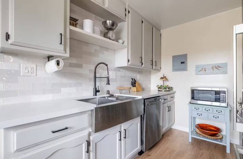 Hawthorne Apartment | Cozy and Bright Vacation Home with EV Charging near SoFi & LAX