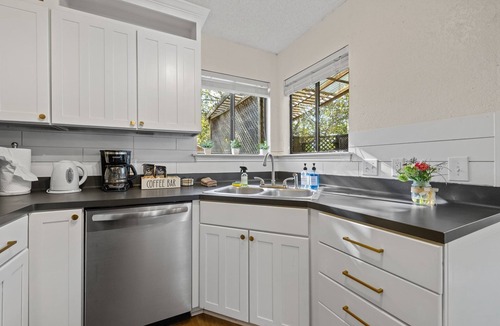 Wells Branch House | Cozy Austin Stay ★ Massage Chair Outdoor Grill Bar Sleeps 10 Lake Trail
