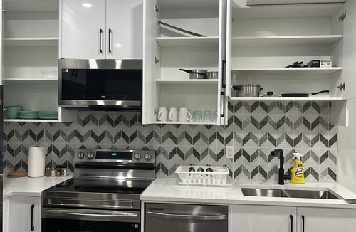 Evanston House | Cozy Brand-new 2-bedroom Basement with Lounge, Kitchen & Wifi