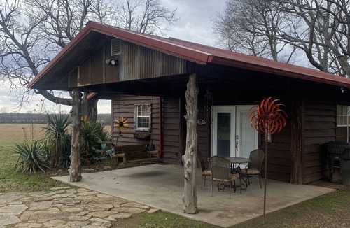 Idabel Cabin | Cozy cabin w/fire pit, close town with a country feel & 20 min from Hochatown!