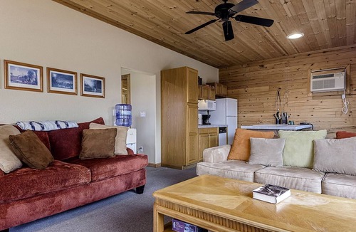 Compton Cabin | Cozy Cabin with Hot Tub and Incredible Views in Compton, AR