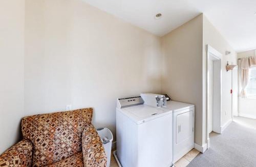 Northeast Harbor House | Cozy & Clean Second-Story Suite w/Kitchenette & Free WiFi - Walk to the Harbor