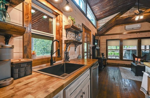 Octavia Cabin | Cozy Couples Cabin/Private & Secluded/Hot Tub/Fire Pit/Hillside View