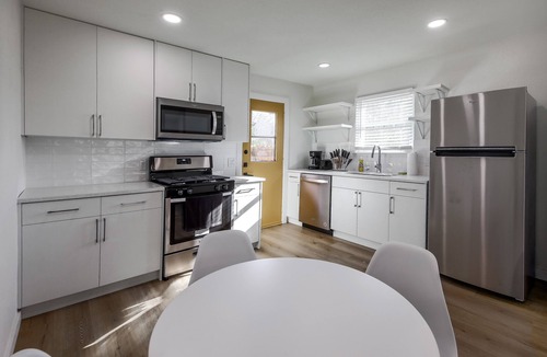 North Austin Civic Association House | Cozy Designer Scandinavian Home in 1 Acre Land 5 mins to Domain