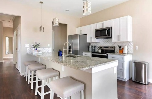 Near East Side House | Cozy Home near Alamodome~Free Gated Parking~Kids Climbing Dome & Backyard games