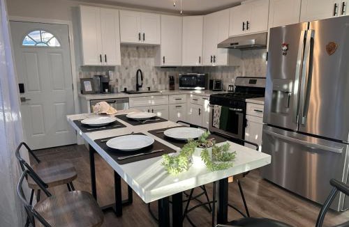 Del Aire House | Cozy Home near Beaches, LAX, SoFi, Intuit Dome,405