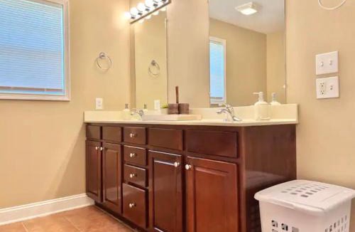 Richmond House | Cozy Home on Golf Course Near I75 and Bucee's