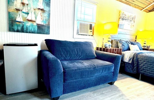 Quinlan Cabin | Cozy Lake Front Studio Cabin - Wifi/AC/Queen Bed/Twin Sleeper/Lake View- Cabin 3