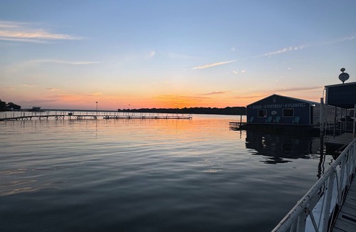 Quinlan Cabin | Cozy Lake Front Studio Cabin - Wifi/AC/Queen Bed/Twin Sleeper/Lake View- Cabin 3