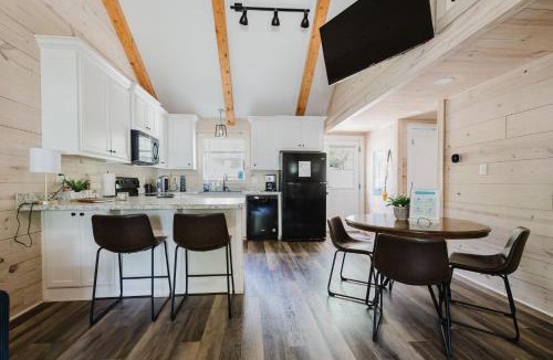 Mid America House | Cozy Lakeside Escape near Hot Springs