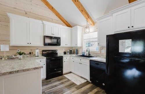 Mid America House | Cozy Lakeside Escape near Hot Springs