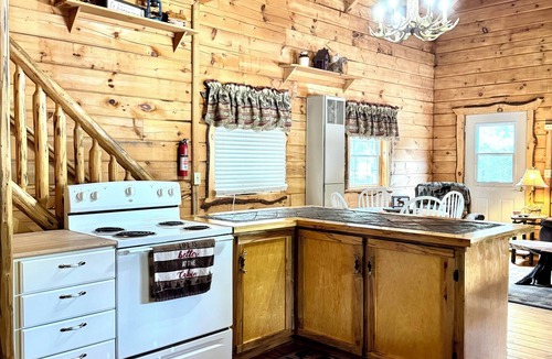 Black River Falls House | Cozy Log Cabin Fully Stocked 1.5 Garage Sleeps 7 UTV Route