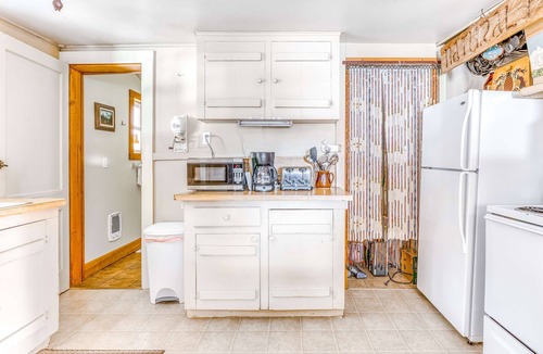 Government Camp Cabin | Cozy Mountain Cabin with Full Kitchen - Close to Town, Skiing & Hiking Trails