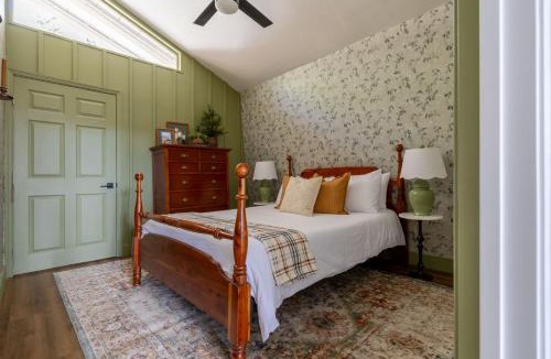 Kachina Village House | Cozy Mountain Mushroom Cabin