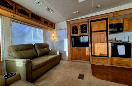 Tyrone House | Cozy One Bedroom Glamping Camper